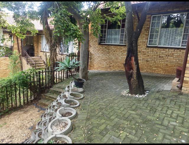 4 BEDROOM TOWNHOUSE FOR SALE IN SAFARI GARDENS